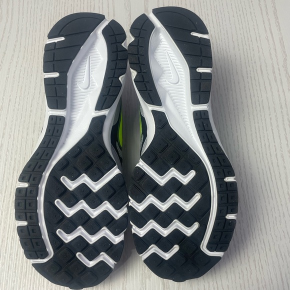 Nike Downshifter Sneakers in Grey, Volt & Black Men Sz 7 - Picture 5 of 12